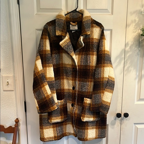 Cozy Brown and Cream Teddy Jacket with Classic Design - Picture 1 of 5